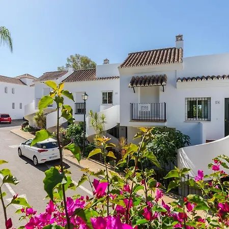 Cozy 2 Bedroom In Nueva Andalucia 公寓 *